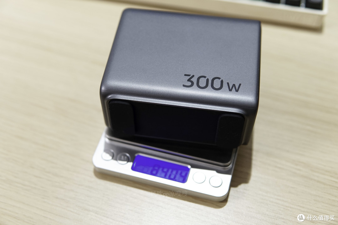 澎湃动力,一个管够——绿联300W氮化镓充电器