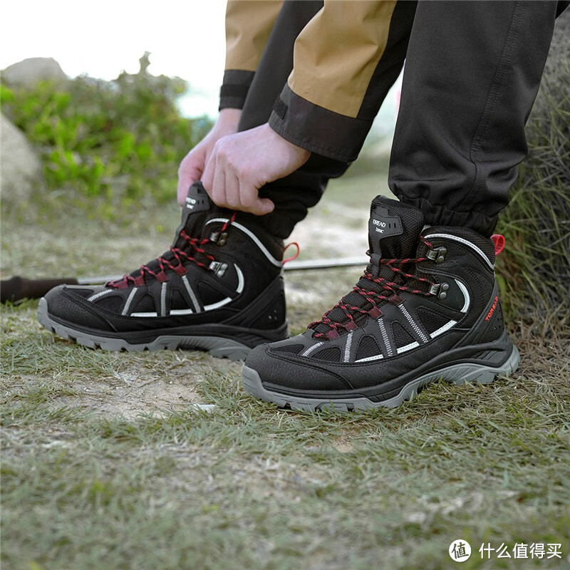探路者登山鞋采用了鳄鱼仿生抓地大底。这款鞋底应用了仿生鳄鱼形状，并结合耐磨材质和多向深凹槽纹理
