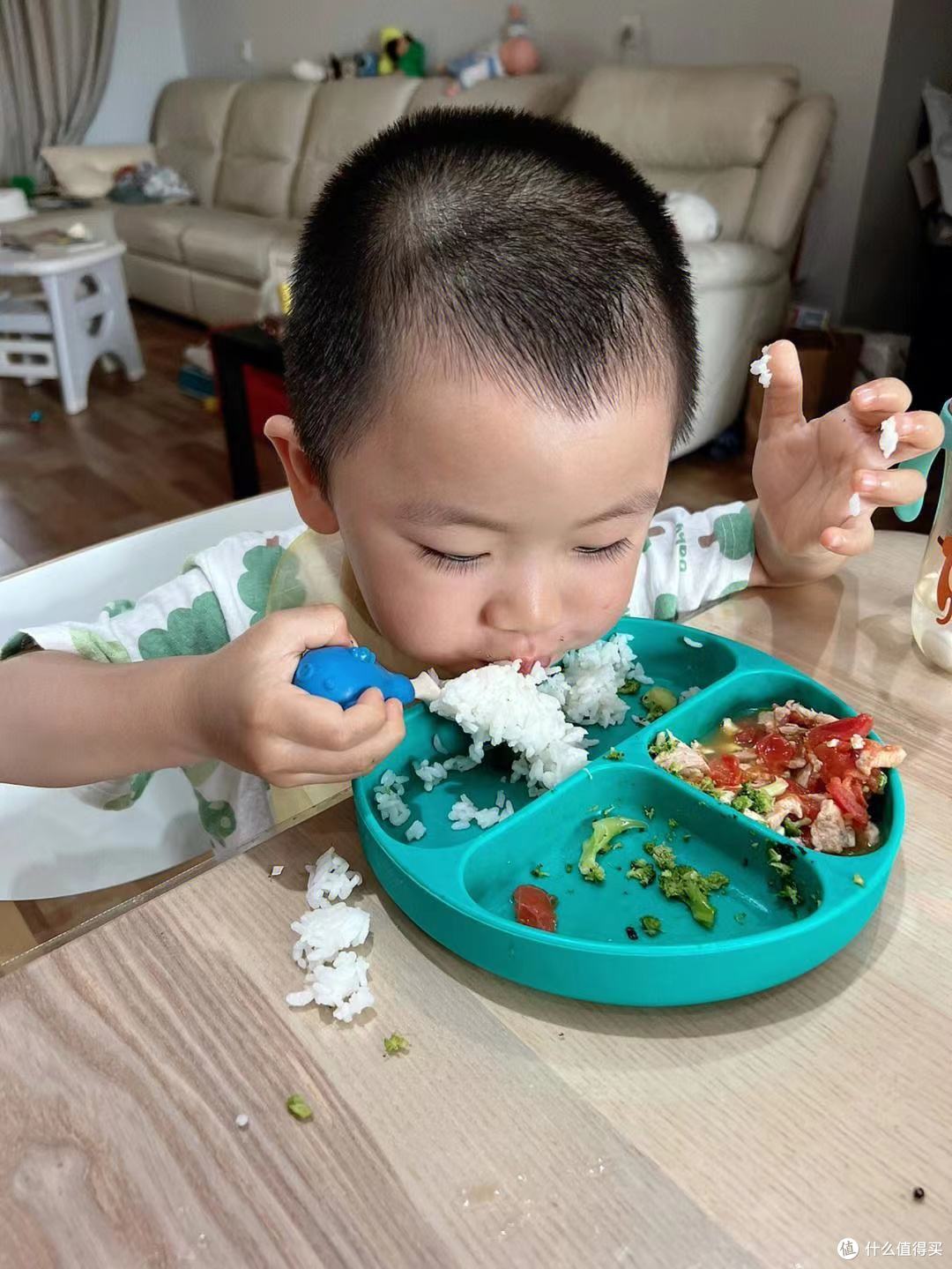 奶爸分享如何训练1岁的孩子吃饭