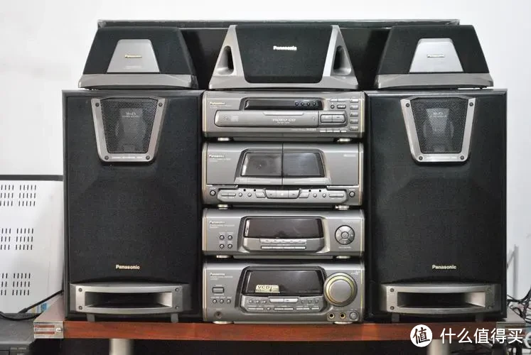 早期的组合音响，可以接收广播、播放磁带、CD、VCD等