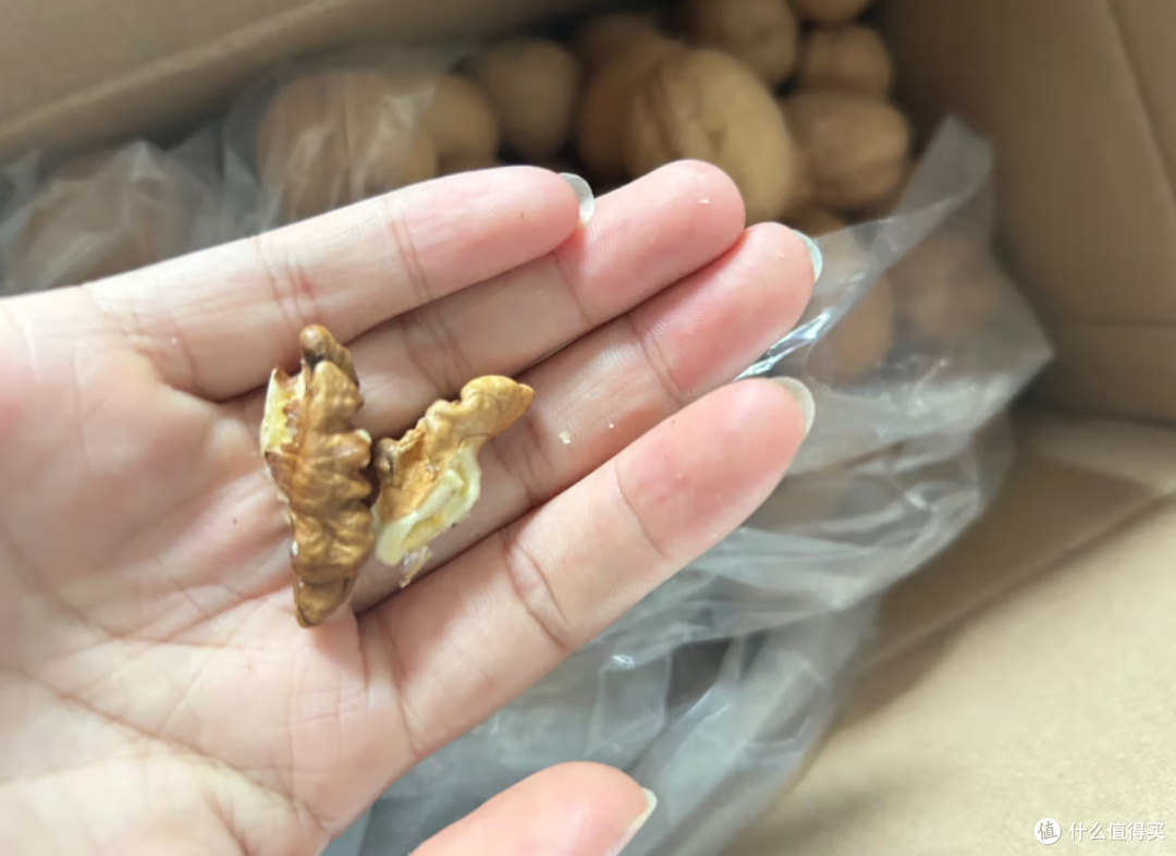 对于我个人来说呢这个夏日我最喜欢吃的就是核桃了