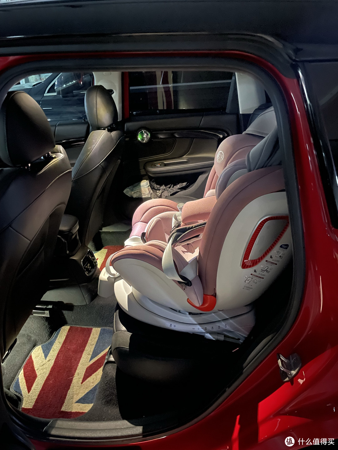 带孩子坐车一定要给他买一个儿童安全椅，这样可以有效的保护到孩子的安全