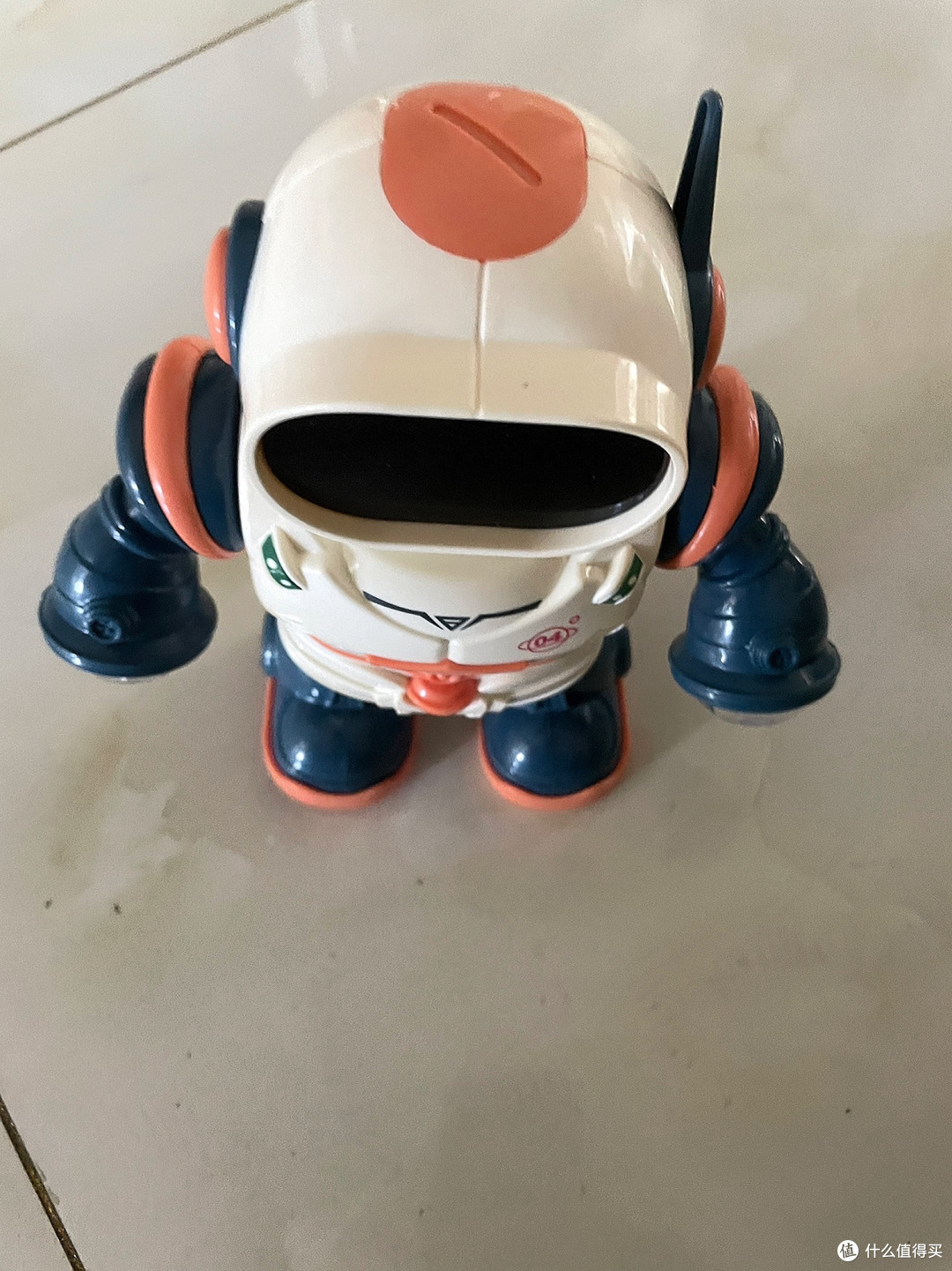 给孩子买了会跳舞会发光的机器人小伙伴