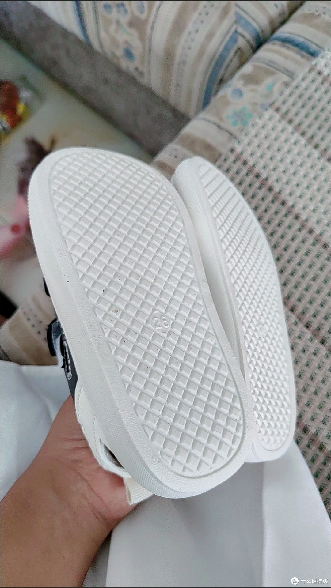 给孩子买的鞋子还是挺好的,不仅仅好看透气而且还防滑