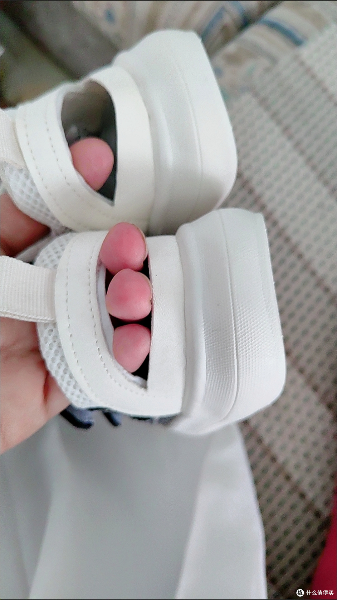给孩子买的鞋子还是挺好的,不仅仅好看透气而且还防滑