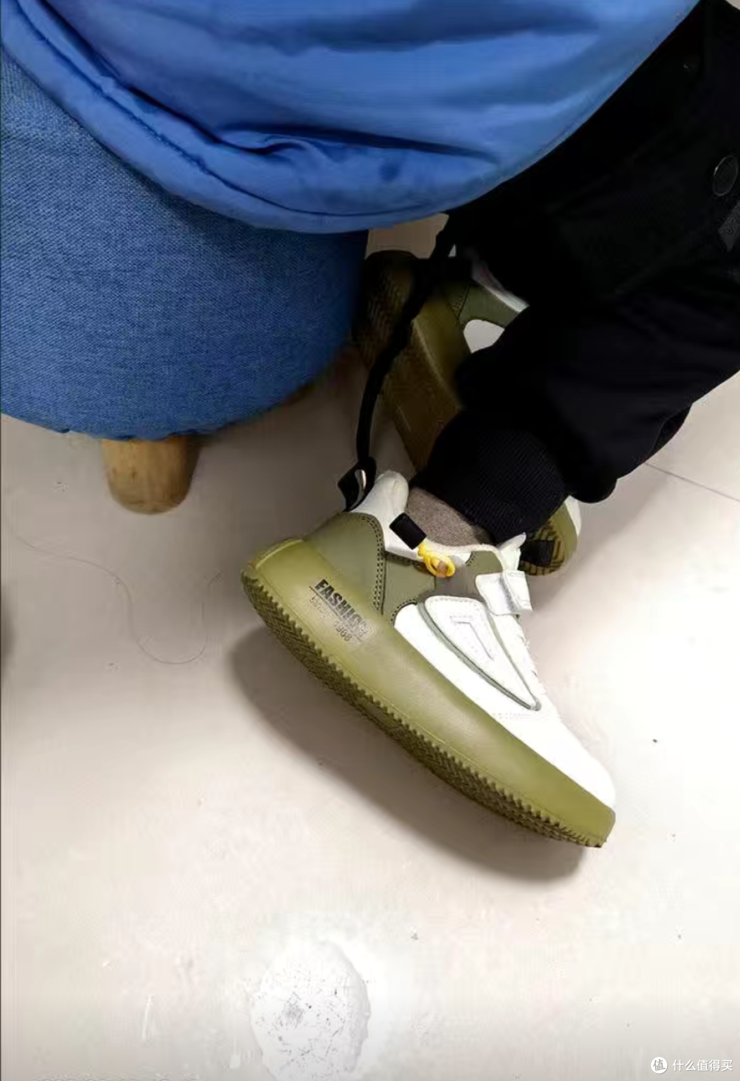 给孩子买鞋子的时候一定要买防滑的,而且还是透气的,这样可以保护到孩子的安全