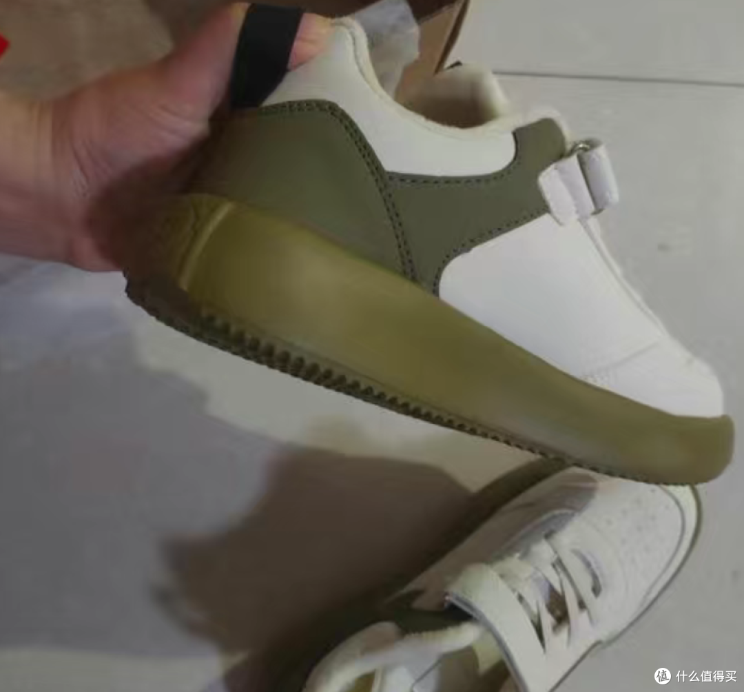 给孩子买鞋子的时候一定要买防滑的,而且还是透气的,这样可以保护到孩子的安全