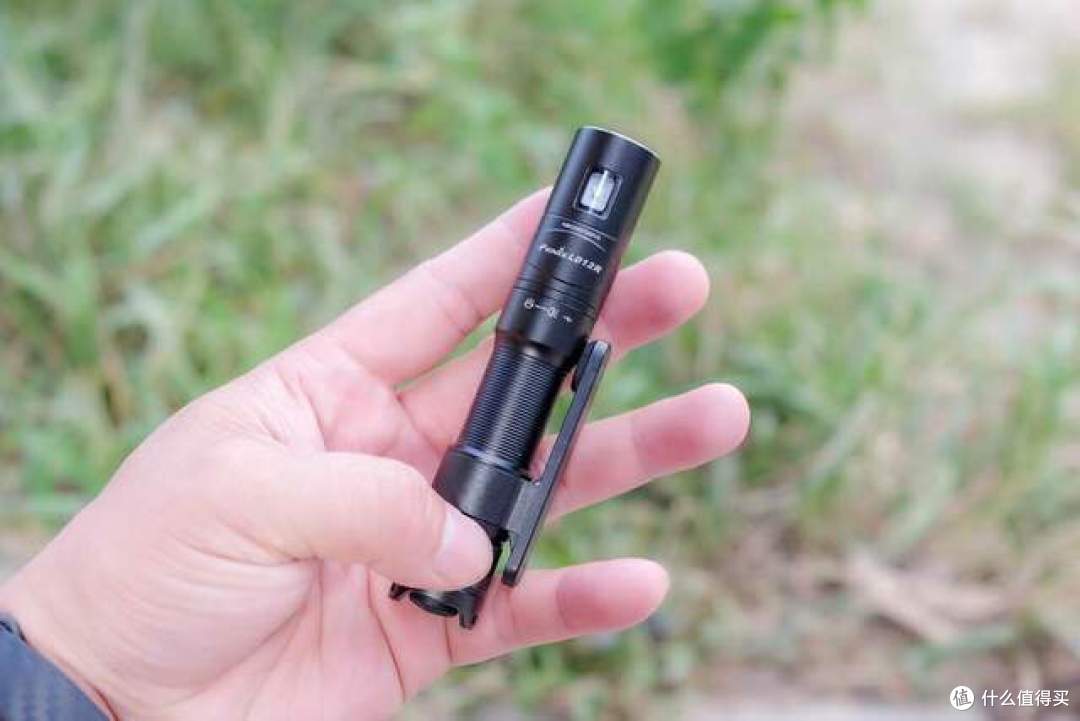 600流明+双光源+四档亮度,Fenix12R手电上手体验