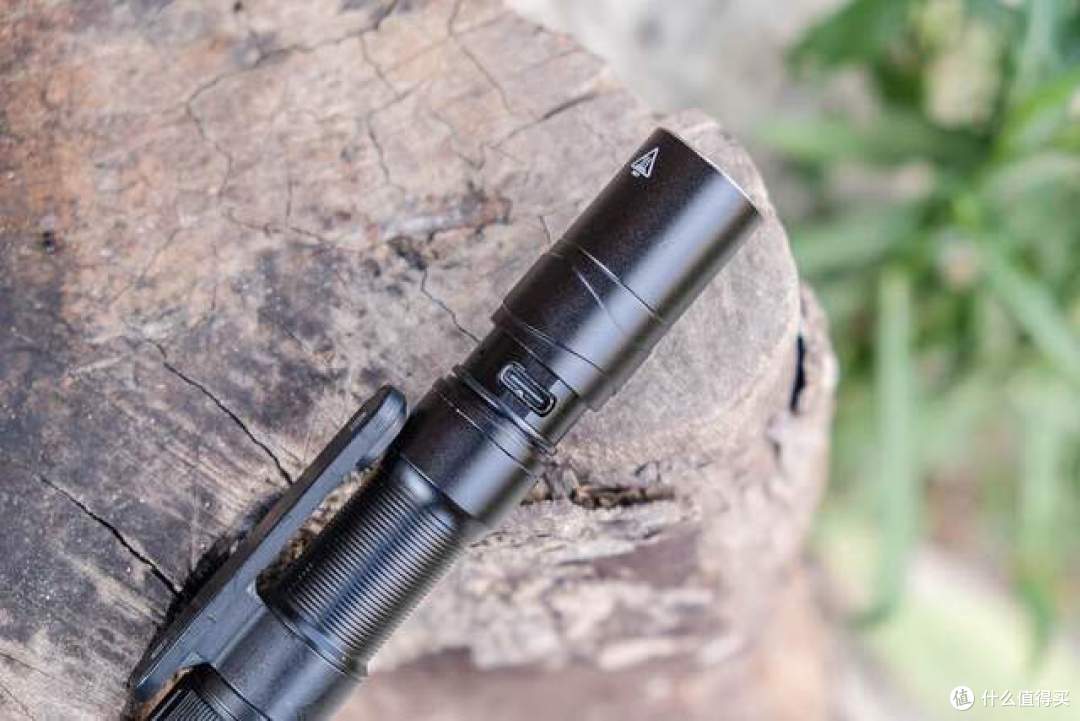 600流明+双光源+四档亮度,Fenix12R手电上手体验