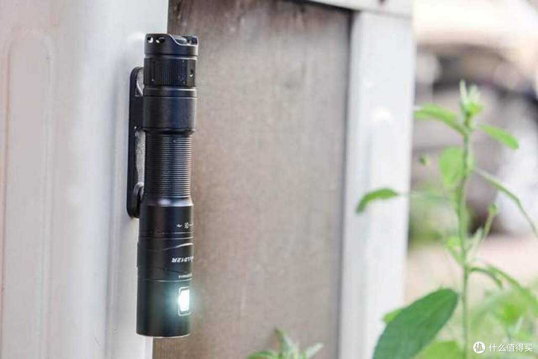 600流明+双光源+四档亮度,Fenix12R手电上手体验