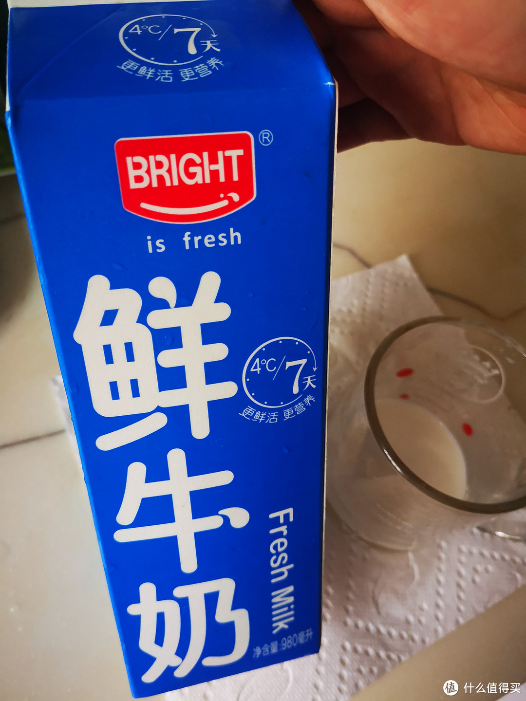 天空蓝的光明巴氏杀菌鲜牛奶，喝着就是感觉敞亮