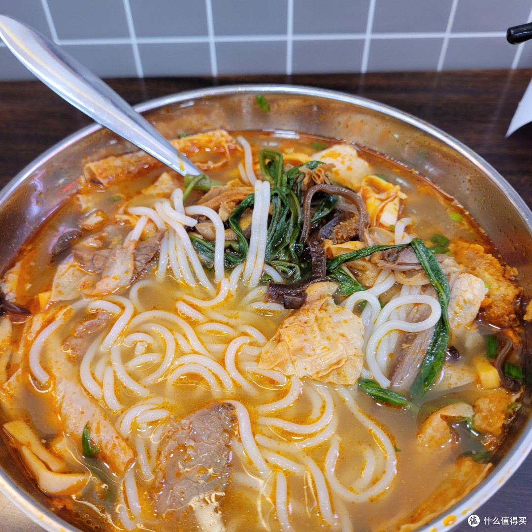 金黄色的汤其实才是这些食材的温泉，孵化的是鲜的味道