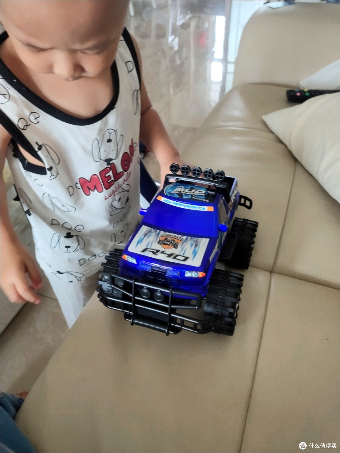 自从给孩子买了他最喜欢的玩具车以后,它再也不会和我抢手机了,