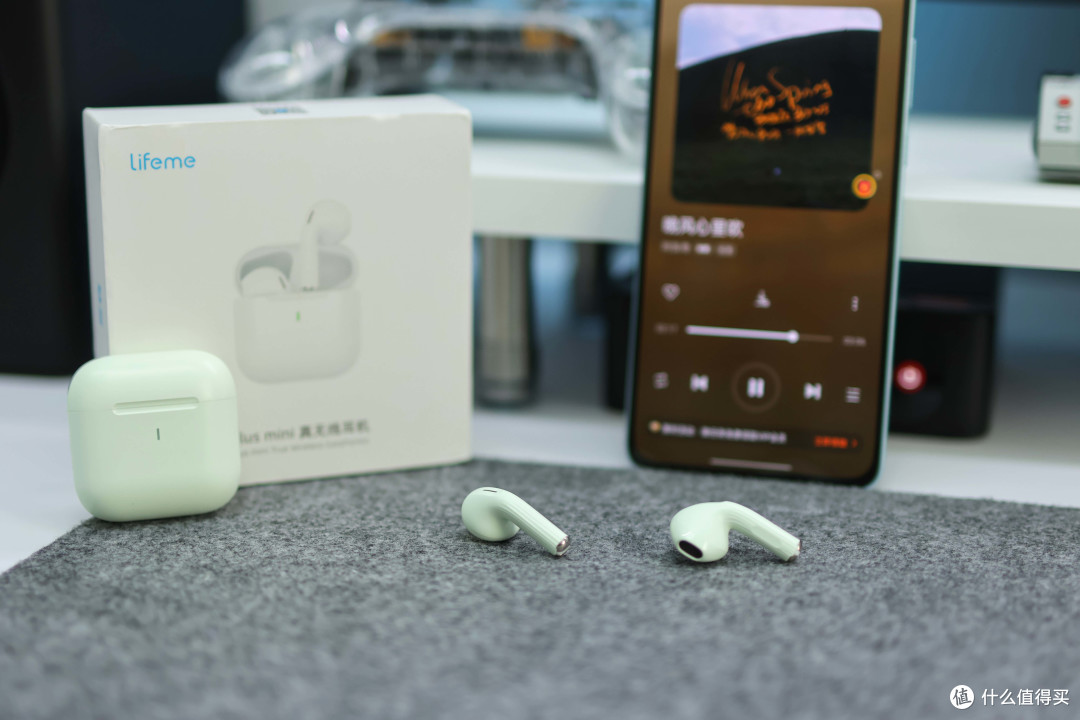 精致小巧的lifeme魅蓝Blus mini 真无线蓝牙耳机