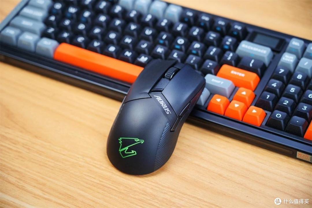 74g极致轻巧,技嘉AORUS电竞雕M6电竞无线鼠标评测!