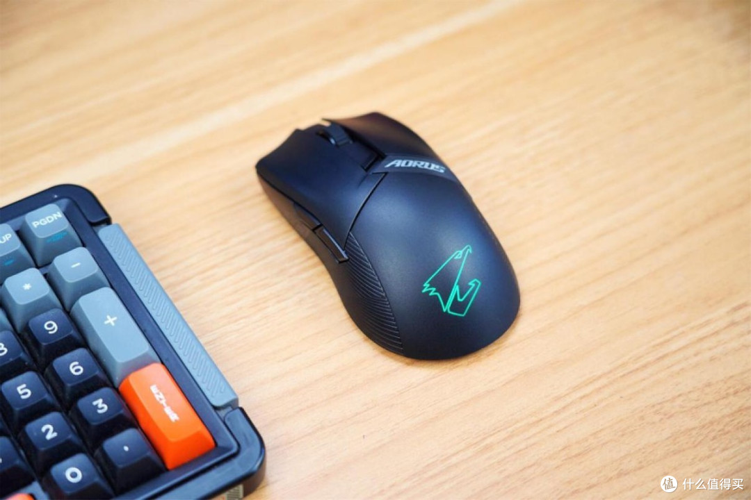 74g极致轻巧,技嘉AORUS电竞雕M6电竞无线鼠标评测!