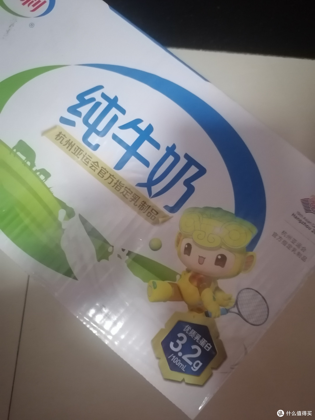 「宝藏乳品，伊利伊利纯牛奶营养丰富，富含蛋白质，包括人体必需的20多种氨基酸，能促进蛋白质等营养物