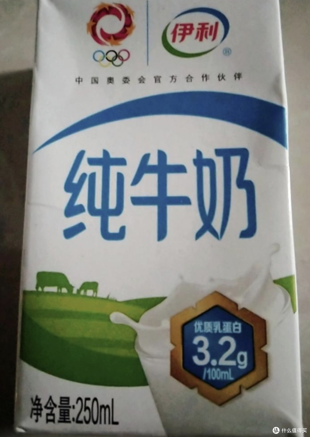 牛奶是一种富含钙元素的饮品,每杯牛奶可以提供大约300毫克的钙元素,而且容易被人体吸收和利用。