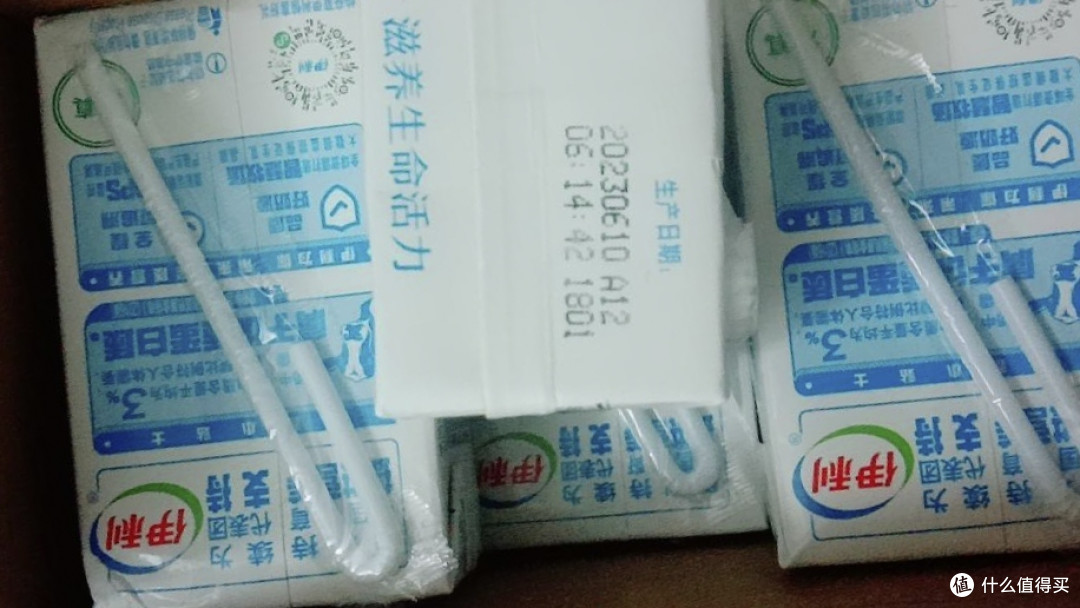 牛奶是一种富含钙元素的饮品,每杯牛奶可以提供大约300毫克的钙元素,而且容易被人体吸收和利用。