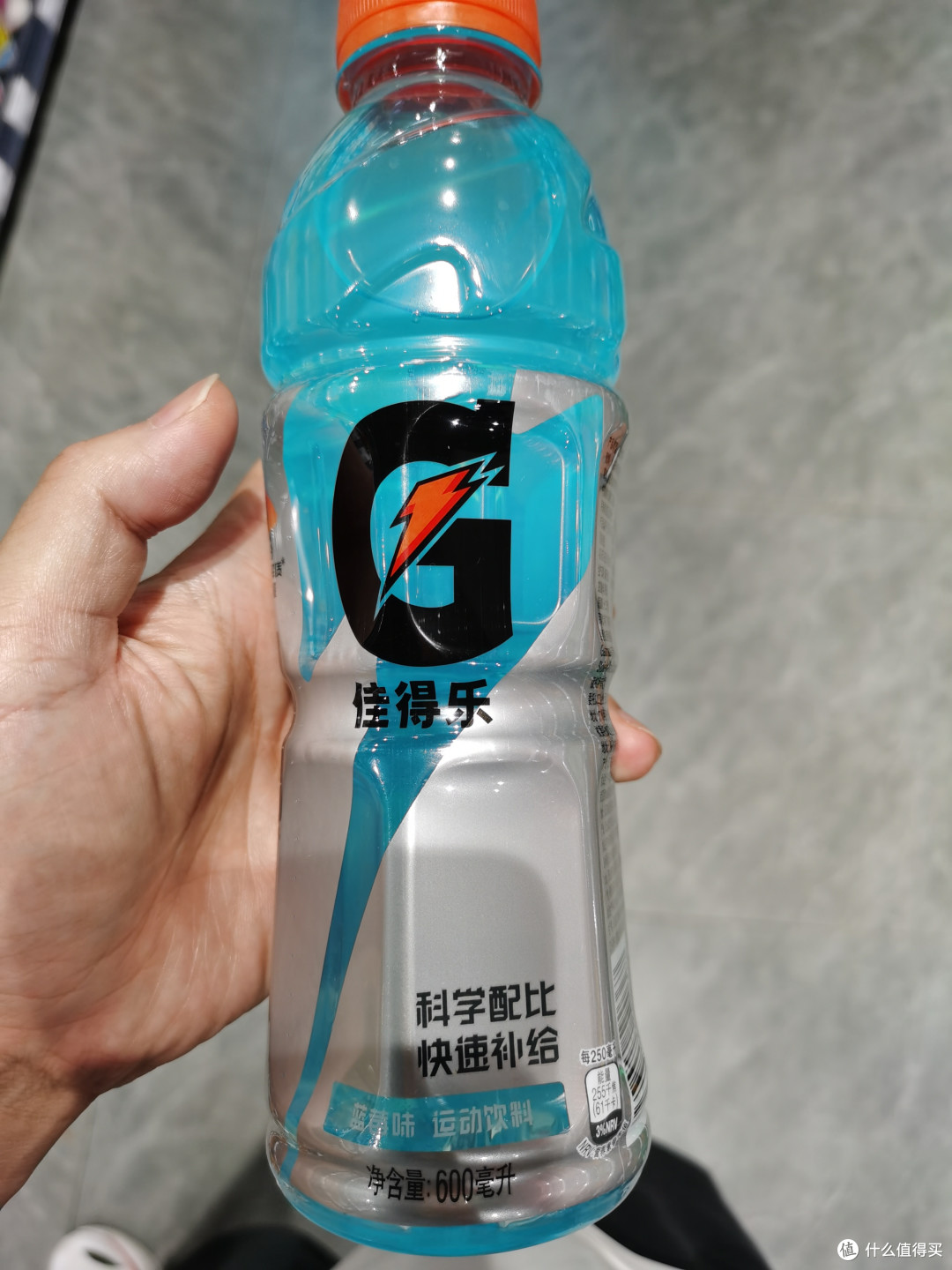 夏天运动会暴汗？佳得乐运动饮料喝起来