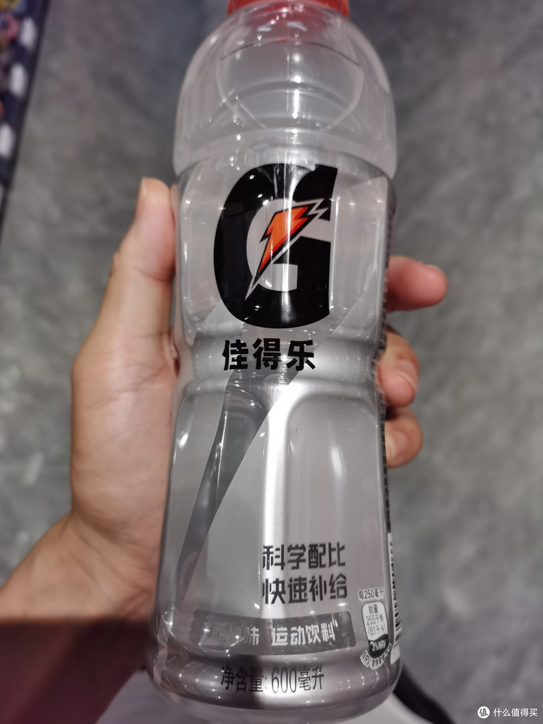 夏天运动会暴汗？佳得乐运动饮料喝起来