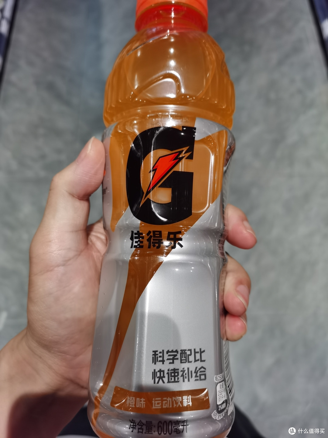 夏天运动会暴汗？佳得乐运动饮料喝起来