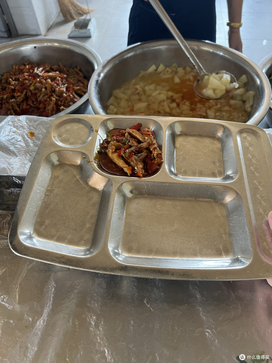 15年后又来体验学校食堂,你们也是这种分格的餐盘吗?