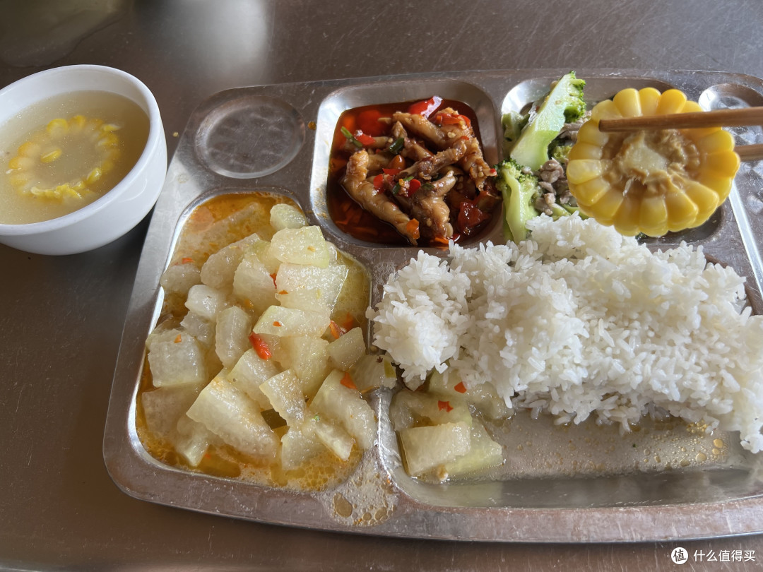 15年后又来体验学校食堂,你们也是这种分格的餐盘吗?