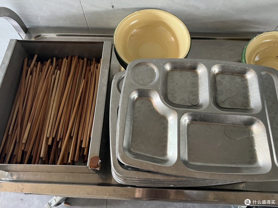 15年后又来体验学校食堂,你们也是这种分格的餐盘吗?