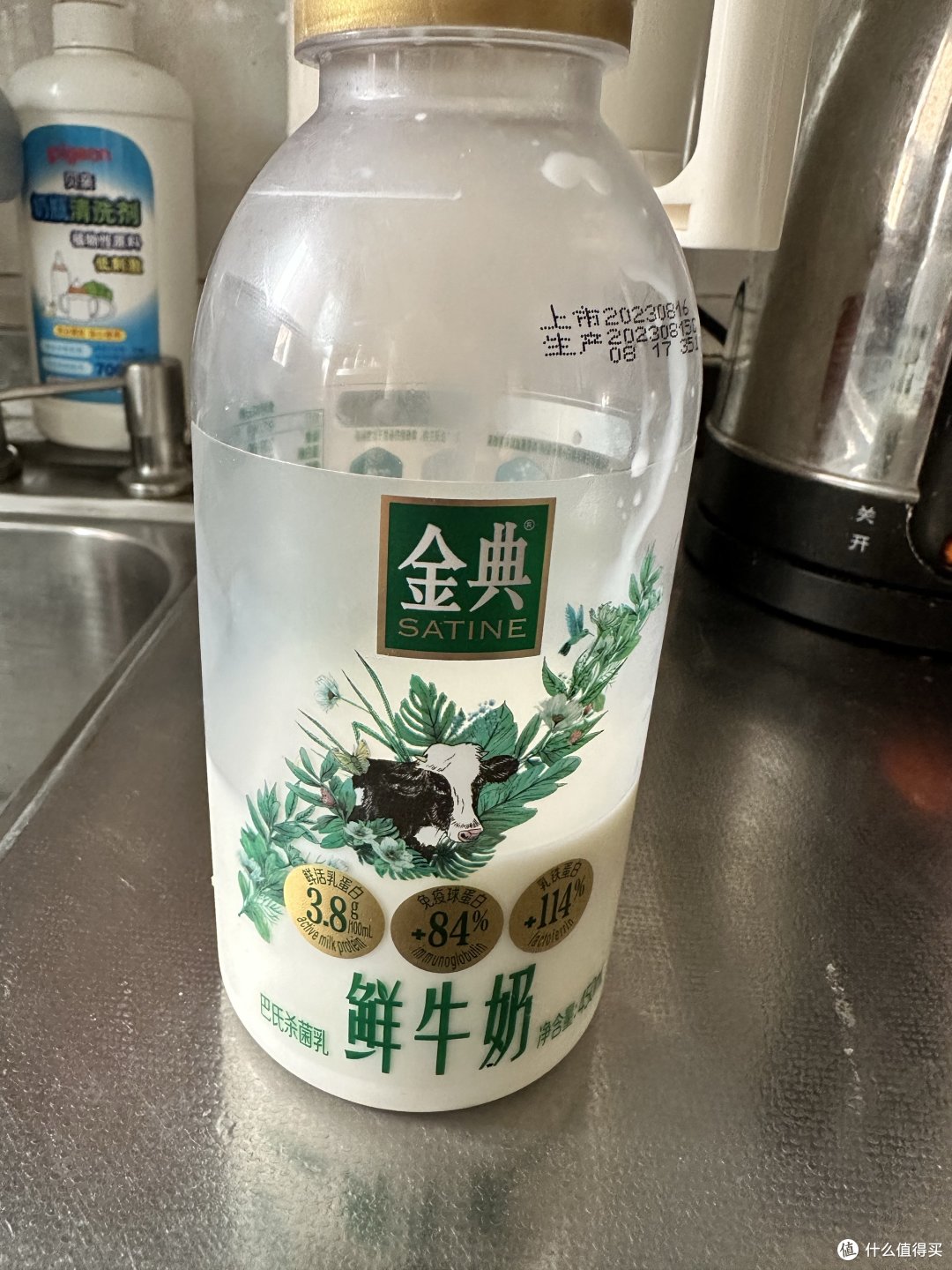 夏日食光中的冰淇淋与冰牛奶