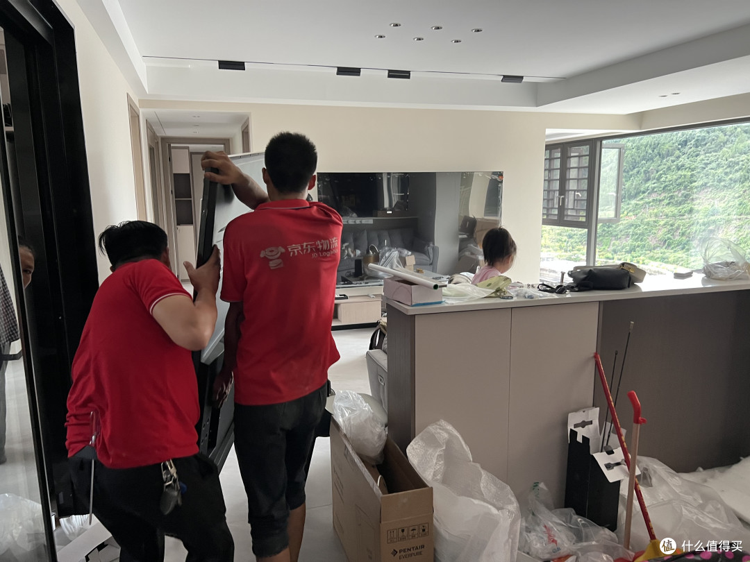 新电视到了,这个电视太重了,没几个人真的搞不定