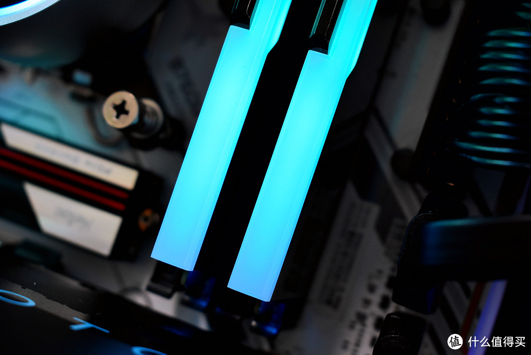 高端电竞内存！酷炫RGB灯光与镜面质感结合，阿斯加特博拉琪DDR5内存开箱评测