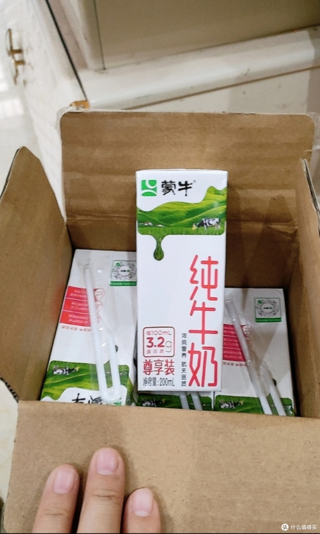伊利纯牛奶,好喝又健康