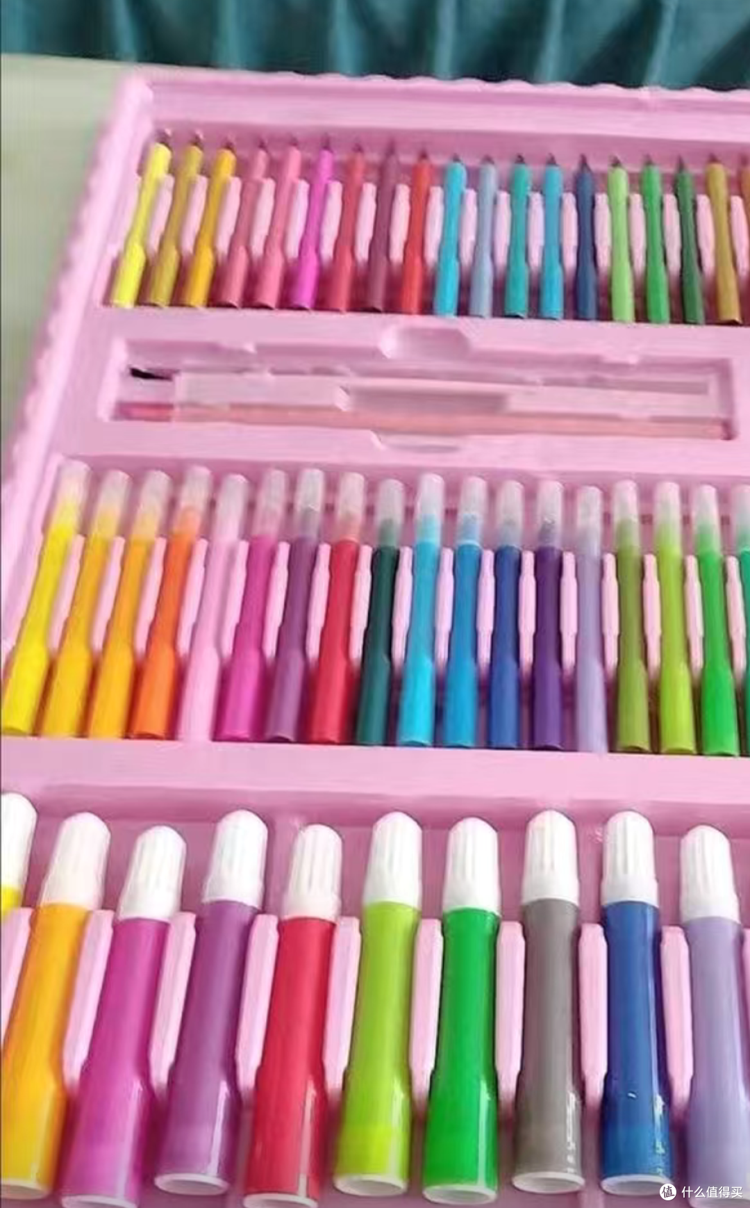 我们孩子开学之前,做为父母我们一定要给他们准备好彩色笔,方便他们上美术课的时候使用