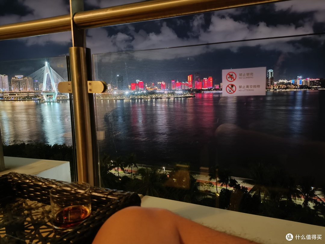 夜景可以，一杯威，远眺楼下泳池，咳咳.......老婆跟女儿在楼下游泳