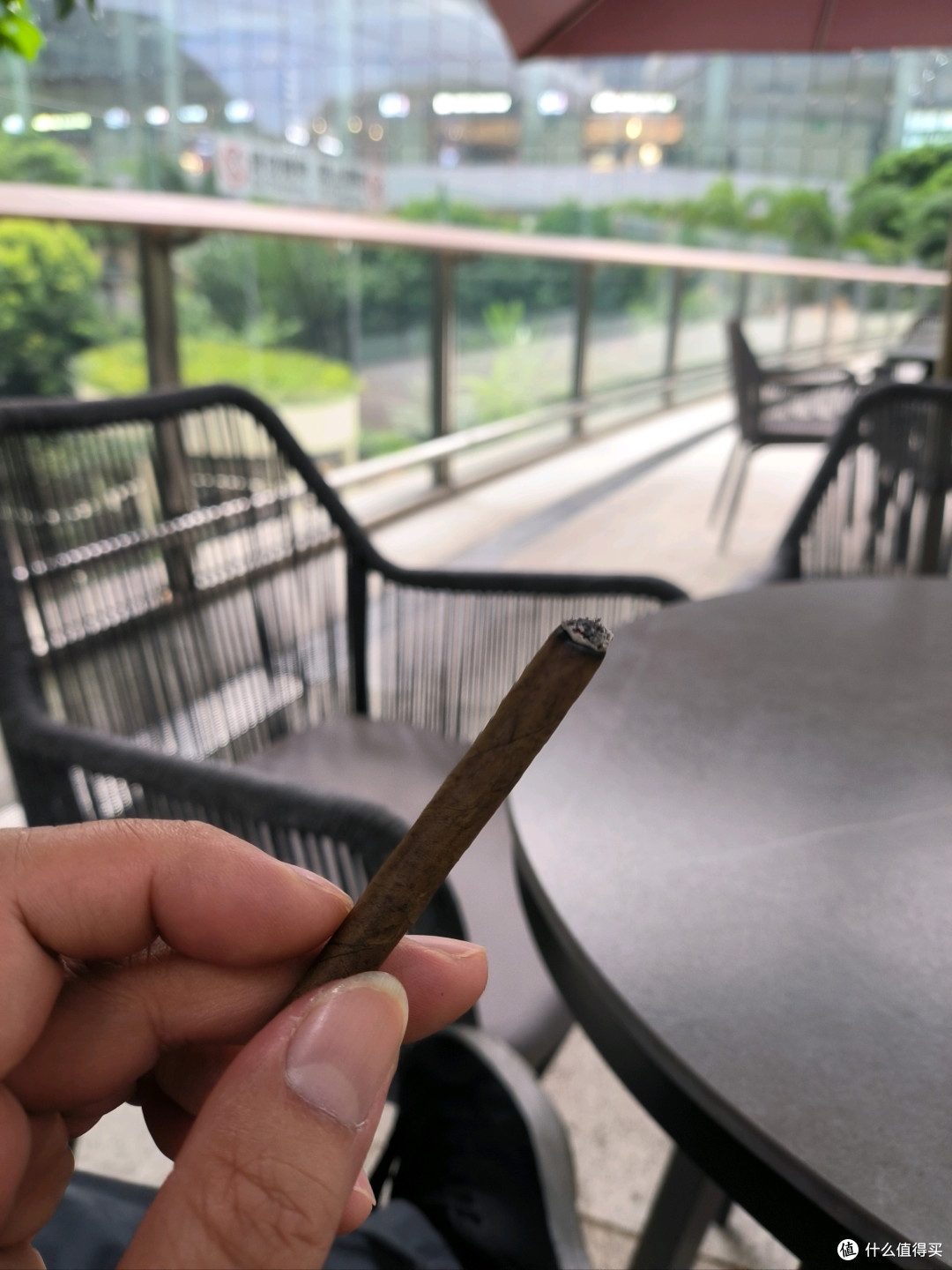 休息室外面的吸烟区，一个烟鬼都茂
