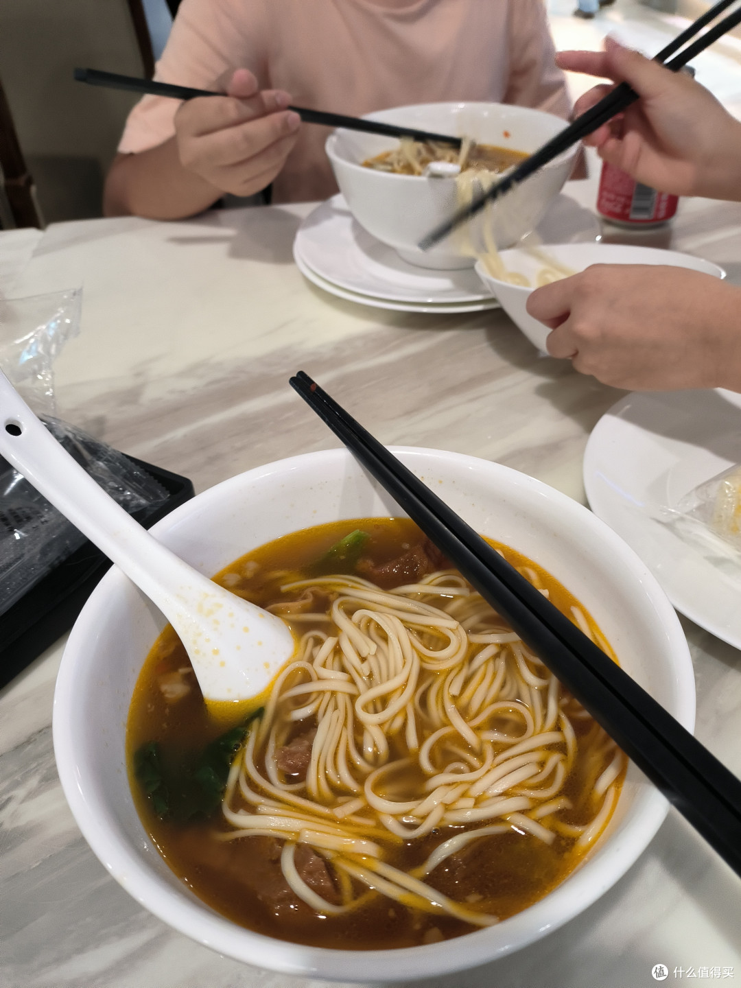 每次都要来一碗，多面，多汤，多肉，煮面阿姨有气无力回复我，那就是两碗啦！