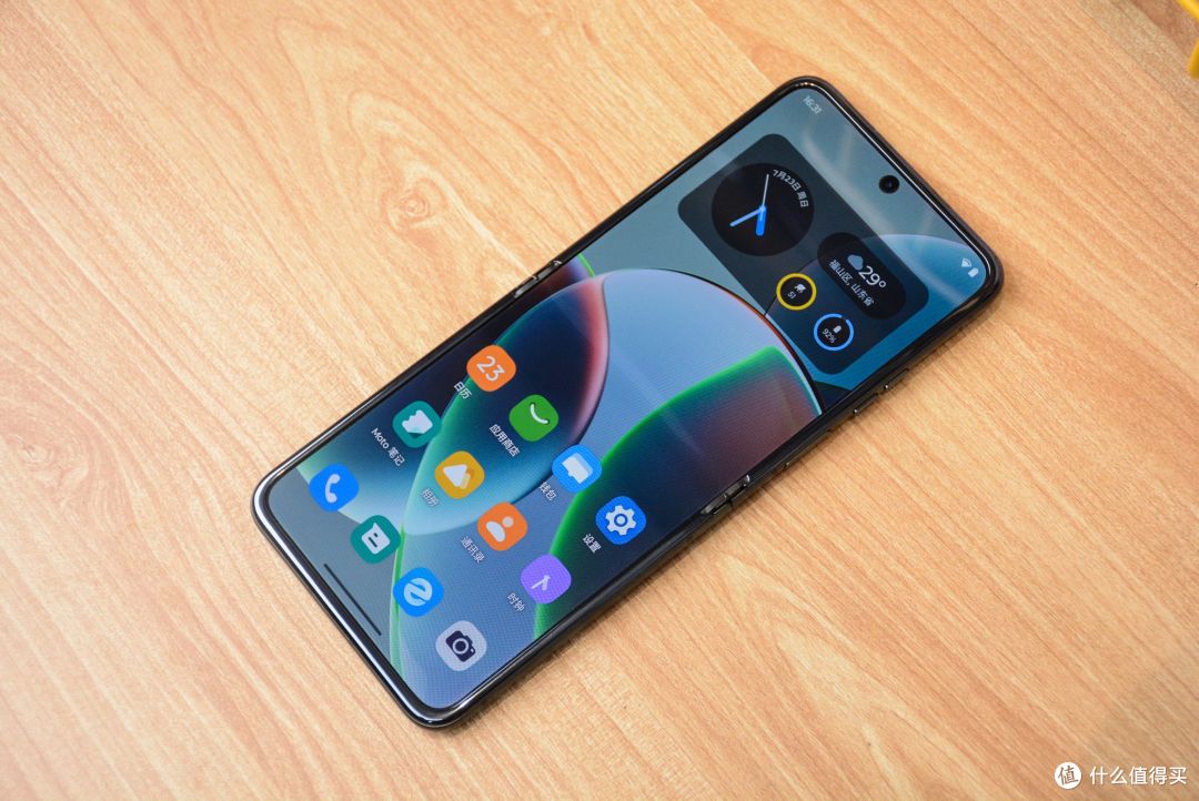 打破折叠屏手机的底价：3K价位的摩托罗拉razr40，究竟体验如何？