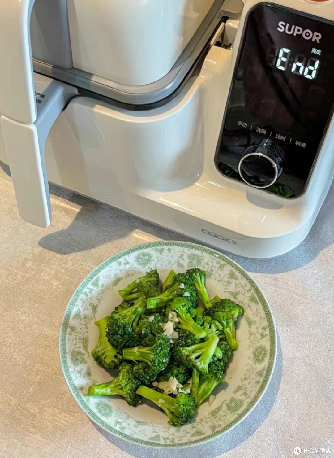 炒菜机能炒出“锅气”吗？连续做了24道菜，阿姨的饭碗端不住了！