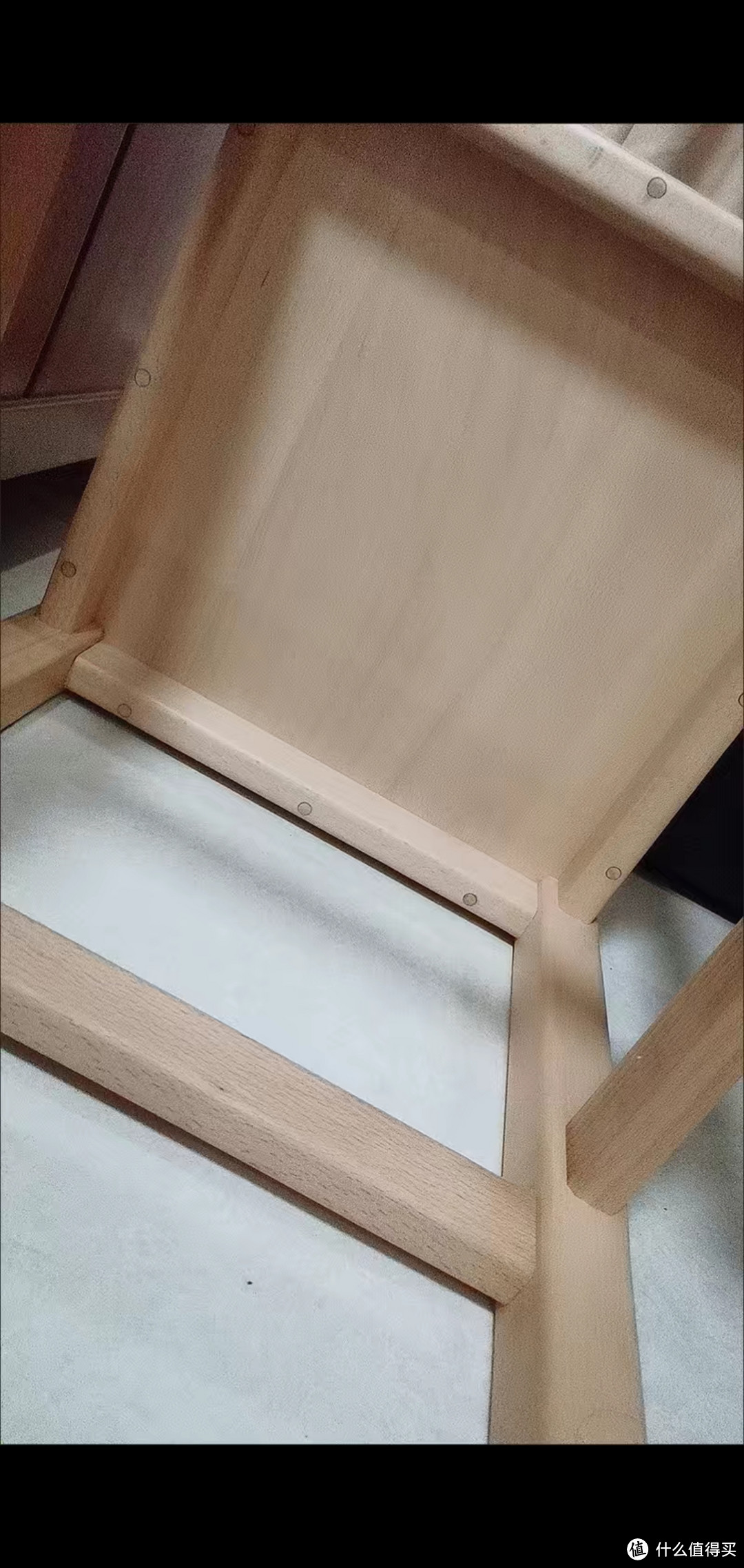 实木榉木做的小凳子。