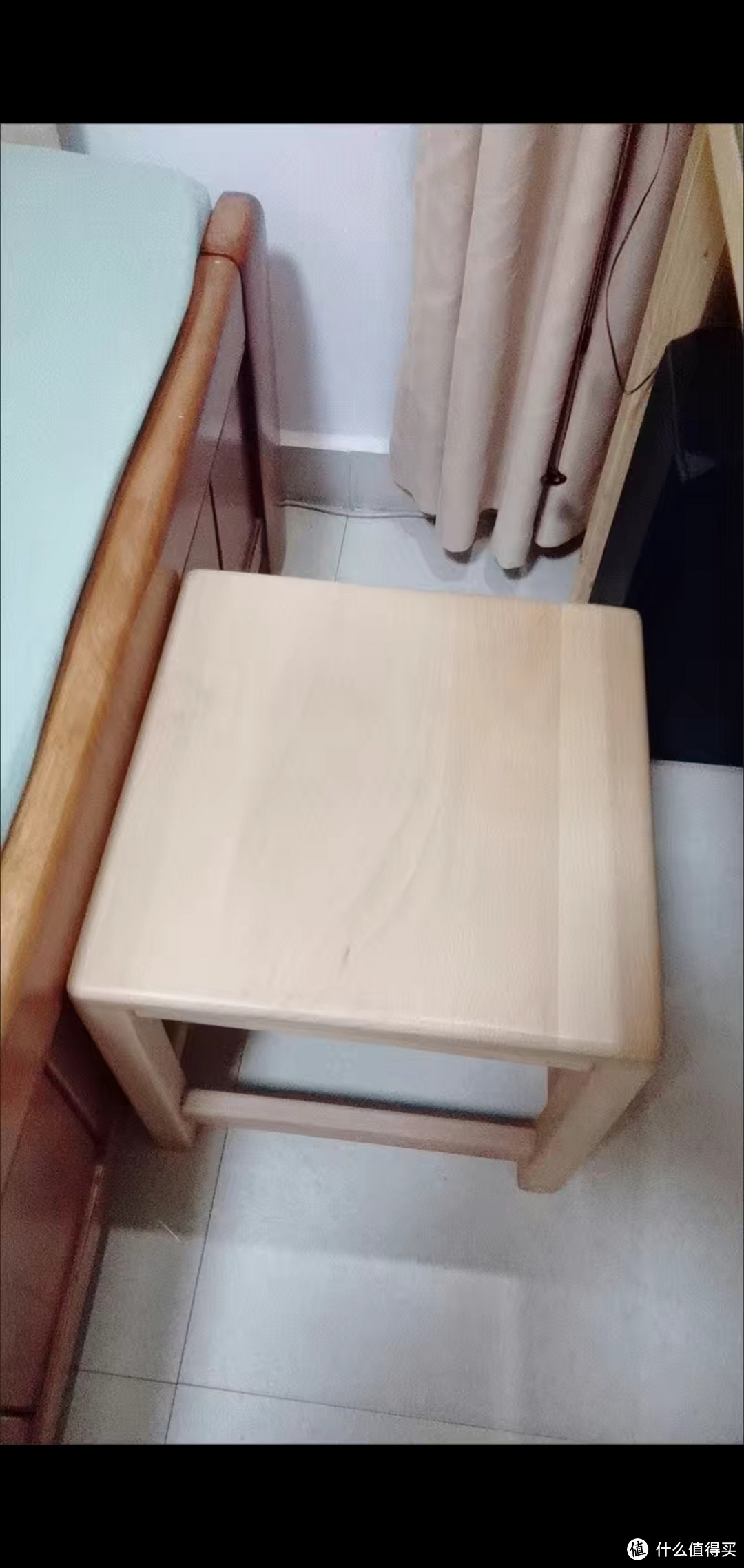 实木榉木做的小凳子。