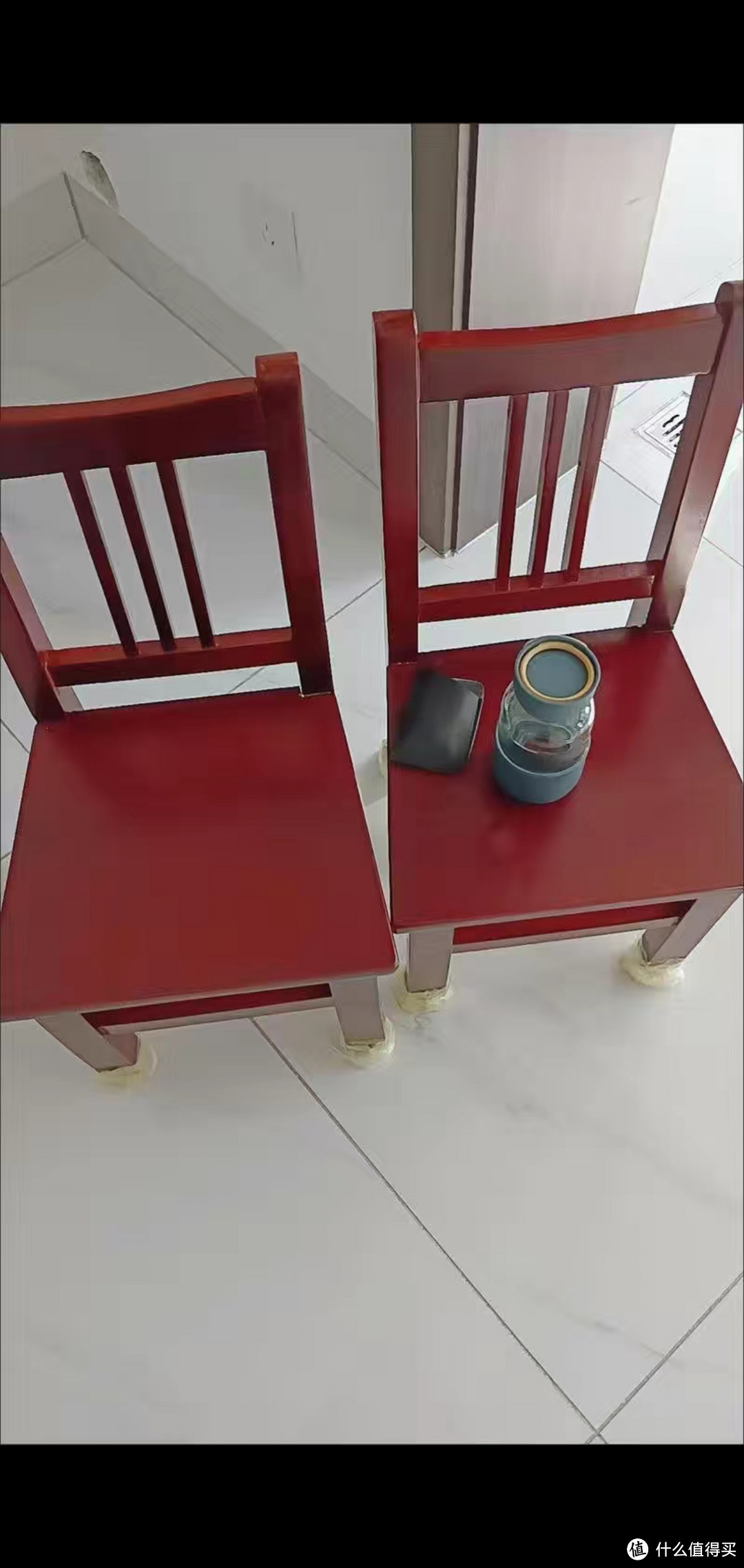 红色油漆的高靠背小椅子。