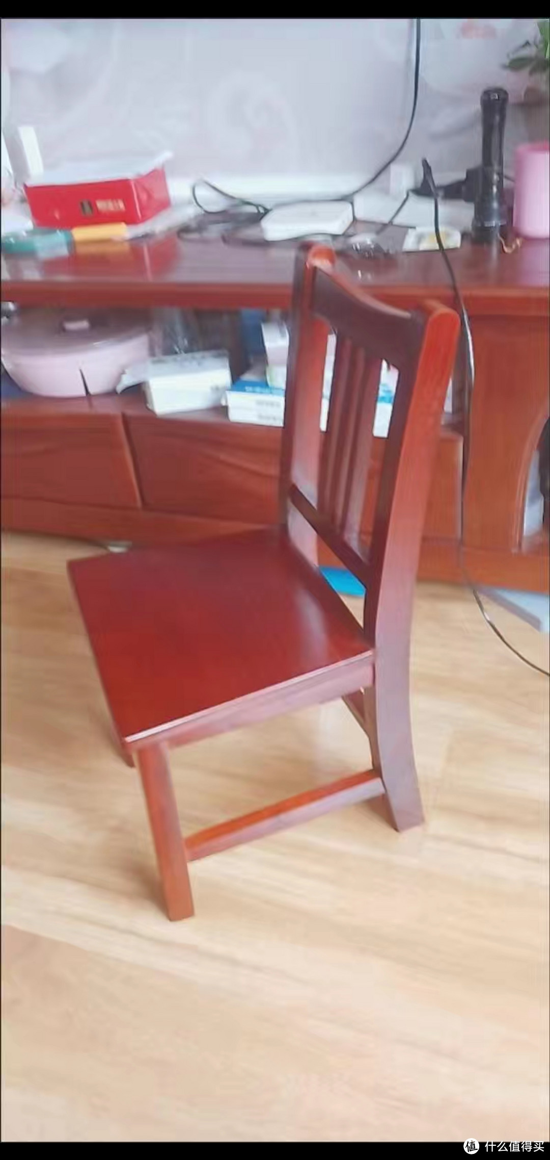红色油漆的高靠背小椅子。