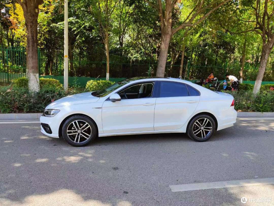 以下是关于大众凌渡车身设计的一些特点