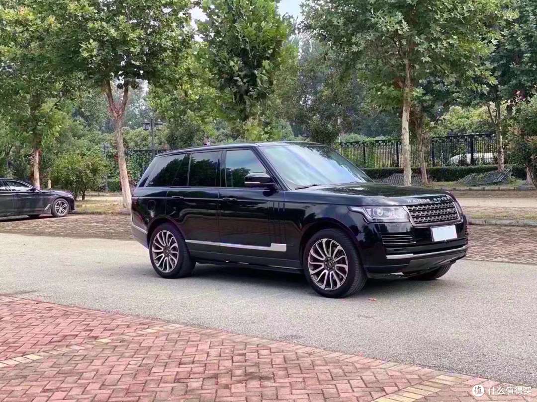 以下是关于路虎揽胜前脸设计的一些特点