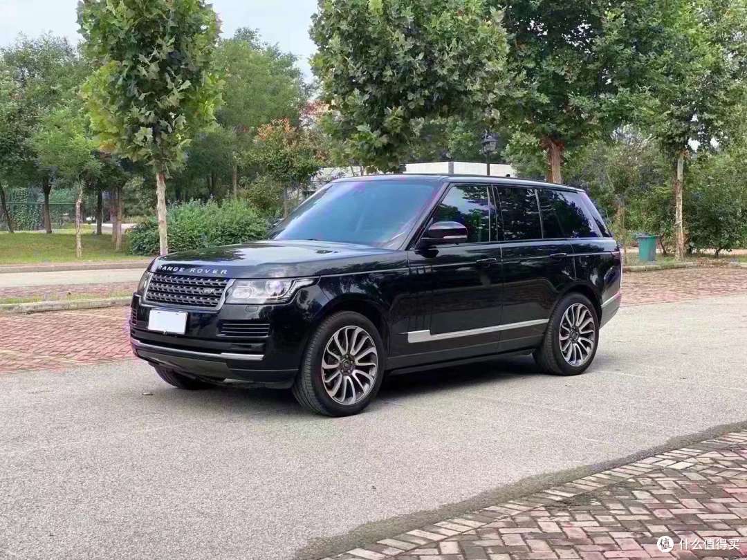 以下是关于路虎揽胜前脸设计的一些特点