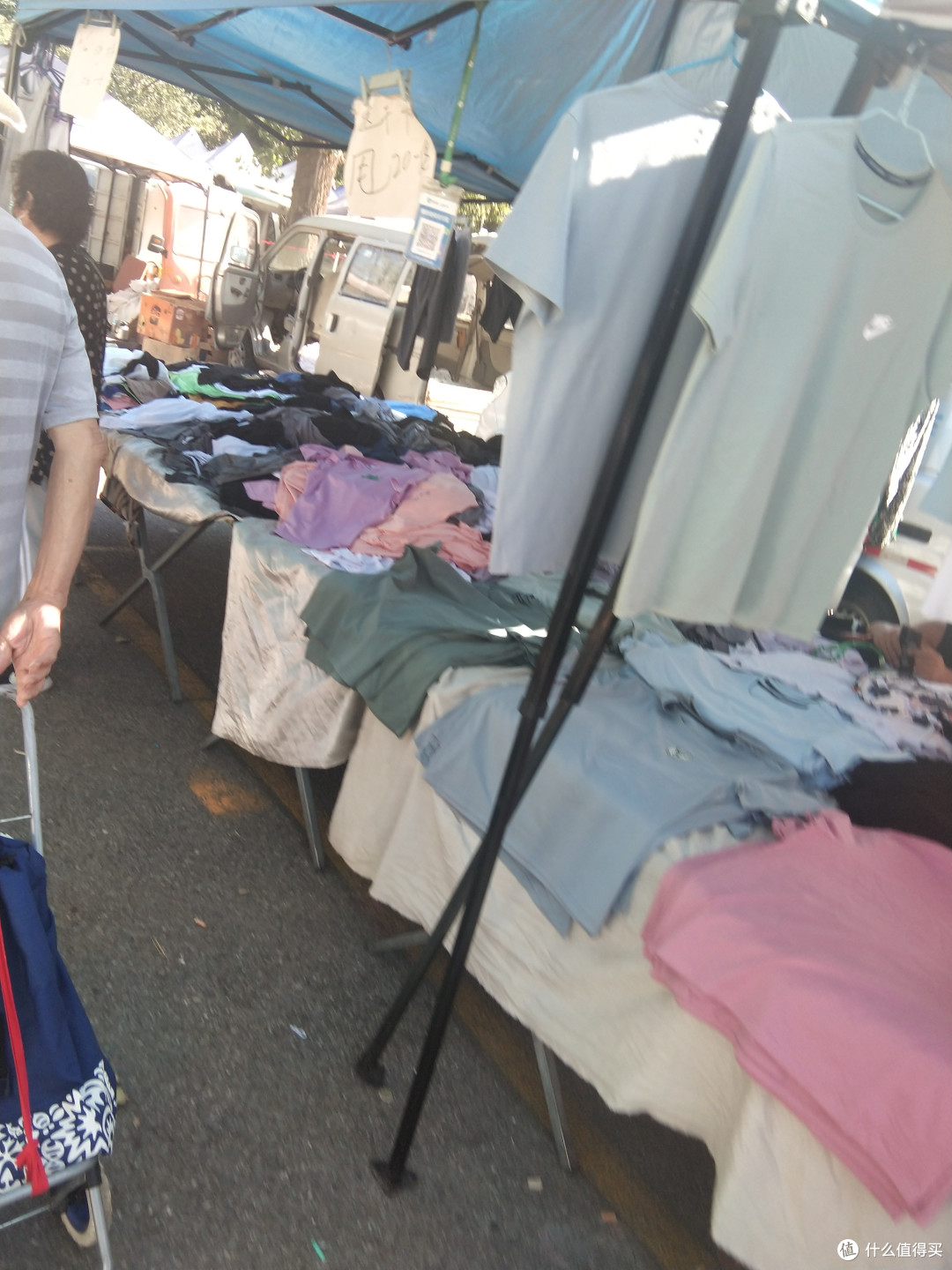 这个集市的拐棍10元一根,衣服也便宜