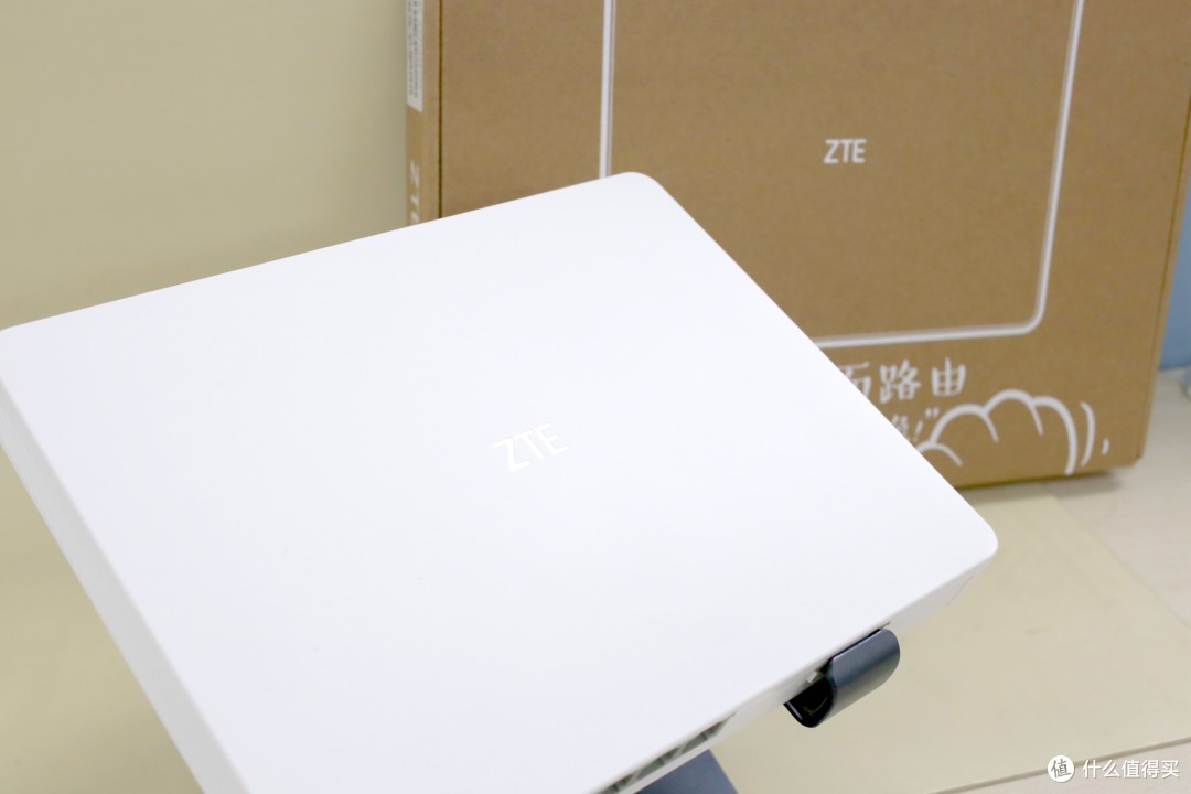 路由器,总算又回到了不长辫子的外观————中兴晴天AX3000墙面路由