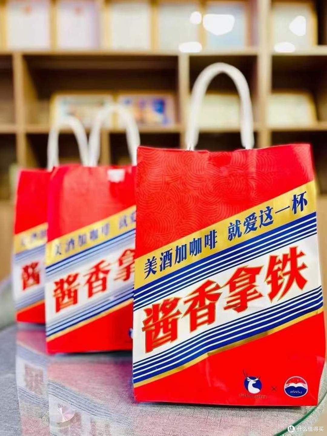 爆火! “酱香拿铁”刷屏了!售价19元1杯,每杯都含茅台酒!网友:喝完算酒驾吗?
