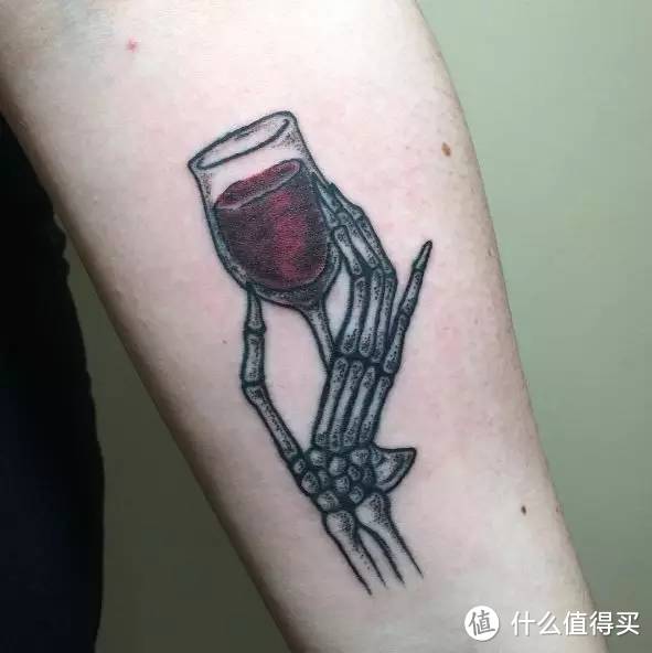 葡萄酒很丰满，握杯的手很骨感